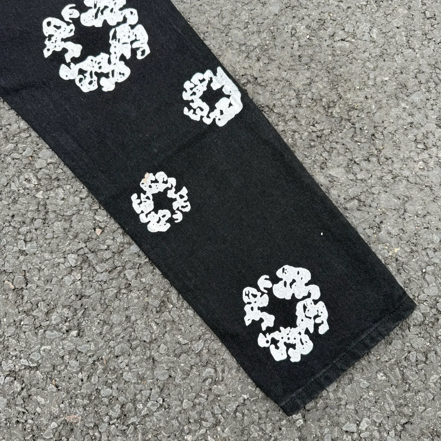 #8197 P220💰 DENIM TEARS Kapok American niche brand printed washed straight jeans. Produced by a major washed factory. Full of high-end feel. Knee part destroyed design with patchwork design. Already used as facade design. Leather waist nameplate. The focus of this style is not on washing, but on the destroyed shape and version. The secret lies in the craftsmanship of the master. The cost of post-production grinding, machining, knife cutting, etc. is far beyond comparison with assembly line products. Color: black, blue, gray. Size: 28-36 (corresponding to S-XXL)